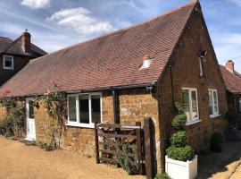 The Grooms Den @ Grove Farm, hotel with parking in Fenny Compton