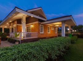 StayVista's Wandering Greens - Mountain-View Villa with Pool, Spacious Lawn & Balcony, hotel v destinaci Pālghar