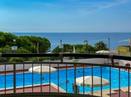 Appartamento in pineta con vista mare e piscina, hotel sa bazenima u gradu Varace