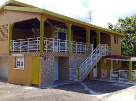 Appartement d'une chambre avec terrasse amenagee et wifi a Le Robert, hotel s parkiralištem u gradu 'Le Robert'