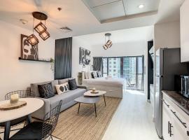 Luxury Modern Studio in JLT with Amazing View & Rooftop Pool - sleeps 3, hotel perto de Clube de Golfe The Montgomery, Dubai