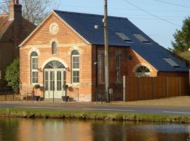 The Old Methodist Chapel, hotel s parkiralištem u gradu 'Great Massingham'