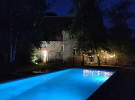 17th Century Manor with Private Pool, hotell med parkeringsplass i Saint-Germain-les-Belles