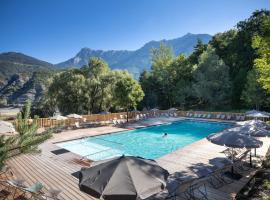 Huttopia Lac de Serre-Ponçon, hotel with parking in Le Lautaret