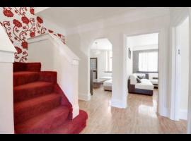 Mansion 8 bedrooms in Private Gated Ave Huge garden Hot tub FREE SAUNA up to 23, hôtel avec bain à remous à Luton