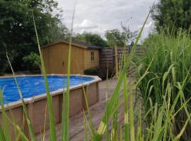 Maison avec piscine d'été dans un quartier calme, cabaña o casa de campo en Vaas