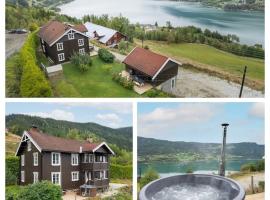 Stamp and sauna! Small farm with fantastic view!, villa i Favang