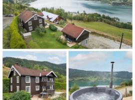 Stamp and sauna! Small farm with fantastic view!, hotel di Favang