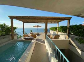 Modern Oceanfront Villa - W/Private Terrace & Pool, apartment in Puerto Escondido