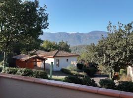 Villa cosy avec vue - Domaine de l'Espinet, cheap hotel in Quillan