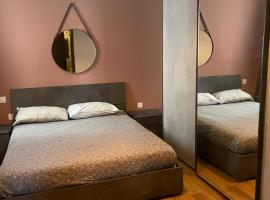 Airport Accommodation Bedroom with your own private Bathroom Self Check In and Self Check Out Air-condition Included, hótel í Mqabba