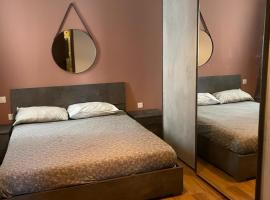 Airport Accommodation Bedroom with your own private Bathroom Self Check In and Self Check Out Air-condition Included, alloggio in famiglia a Mqabba