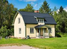 Gula huset, Lakene Ostgård