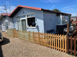 Pebbles 144 South Shore 2 bed chalet 2 dog friendly, sleeps 4, cabin in Bridlington