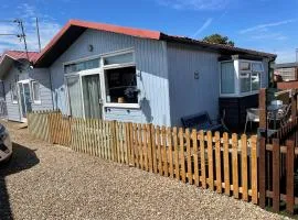 Pebbles 144 South Shore 2 bed chalet 2 dog friendly, sleeps 4