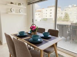 360 Rooftop Apartment in Dabouq, semesterboende i Amman