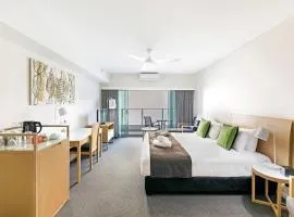 Resort-Style Sister Studios - Double Delight in the CBD