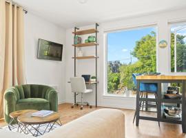 NEW Bright Capitol Hill Condo, Great Location Views، شقة في سياتل