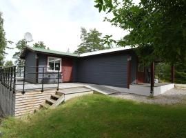 Cottage with a nice view of Lake Vanern outside Mellerud，梅勒呂德的飯店