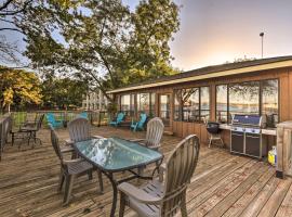 Lakefront Azle Home with Private Beach and Dock!、アズレのホテル