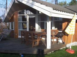Sommerhus i Marielyst med Spa og Sauna, incl el og vand, tæt på by og strand, hotel in Marielyst