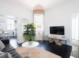 Beautiful 2BR Top Floor Bondi Beach Walk to Beach, hotel cerca de Icebergs, Sídney