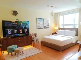 Spacious 36sqm Studio with 65" TV Netflix Karaoke and Pool Access Near Airport and Samal Ferry
