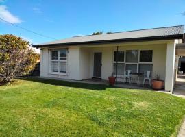 Comfortable three bedroom home close to the beach, haustierfreundliches Hotel in Lakes Entrance