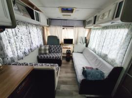 34ft Mobile Home Near Yale U, hotel in New Haven