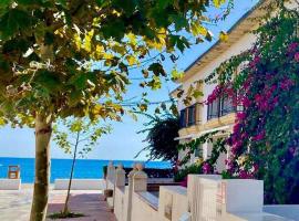 Stylish Beach House in La Cala de Mijas 5 star location few steps from Butibamba Beach, villa i La Cala de Mijas