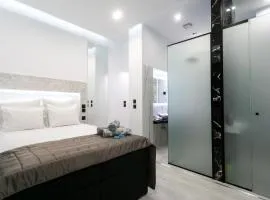 Luxury Marble Suite at White Tower - Designer Mirrors , Ambient LED Lighting , 40sqm ,2 Smart Tv's - Gas Heating - Airco - NETFLIX