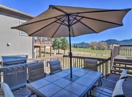 Family-Friendly Home with Hot Tub 1 Mi to Dtwn, hytte i Estes Park