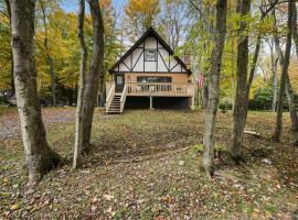 Tree-Lined Pocono Lake Cabin, Trails On-Site!，Pocono Lake的飯店