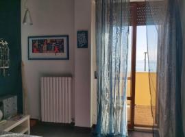 Appartamento moderno primissima fila mare, hotel in Porto SantʼElpidio