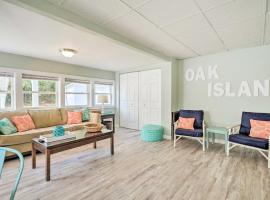 Picturesque Duplex Unit, half Mi to the Beach!, hotel in Oak Island