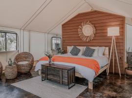 Salterra Glamping, hotelli, jossa on uima-allas kohteessa Tequisquiapan