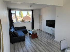 Newly refurbished 3 bedroom flat, holiday rental in Bedworth