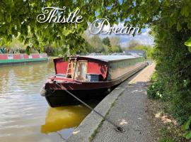 Luxury boat - The Thistle Dream, hotel in Uxbridge