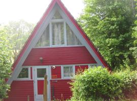 Wooden bungalow with a terrace in a wooded area, hótel með bílastæði í Berneburg