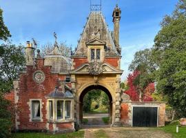 Historic 2 bed gatehouse in private parkland, vil·la a Brockenhurst