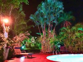 LODGE PAMPLEMOUSSE avec PISCINE privative , dans parc calme à 500 m plage, מלון בלה קברה