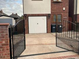 Entire -4 Bedrooms Detached House with Driveway，諾丁漢諾丁漢野貓隊籃球場（Nottingham Wildcats Arena）附近的飯店