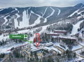 Sunday River Ski In Ski Out Mountain View Condo with Hot Tub Pool and Sauna!、Newryのアパートホテル