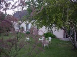 Gîte chaleureux avec jardin arboré, terrasse, salle de jeux et parking privé à Pré-Saint-Évroult. - FR-1-581-3