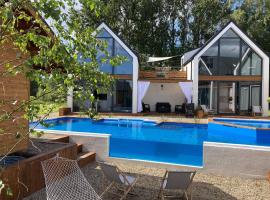 Holiday house with swimming pool for 7 people in Swinoujscie, hotell i Świnoujście