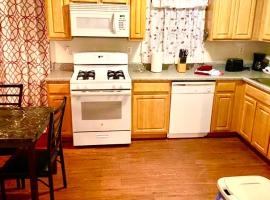 Large 3-Bedrooms/2-Bath Apt, One Block to Train, hotel in Brooklyn