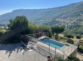 Gites en Ardèche avec Piscine et vue magnifique sur la vallée, hotel a Rochessauve