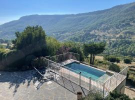 Gites en Ardèche avec Piscine et vue magnifique sur la vallée, villa en Rochessauve