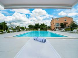 Luxury Villa Maria with large pool, hotel en Suhovare