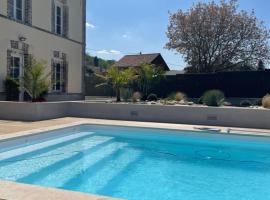 LES DOYENNES: Brugny-Vaudancourt şehrinde bir havuzlu otel